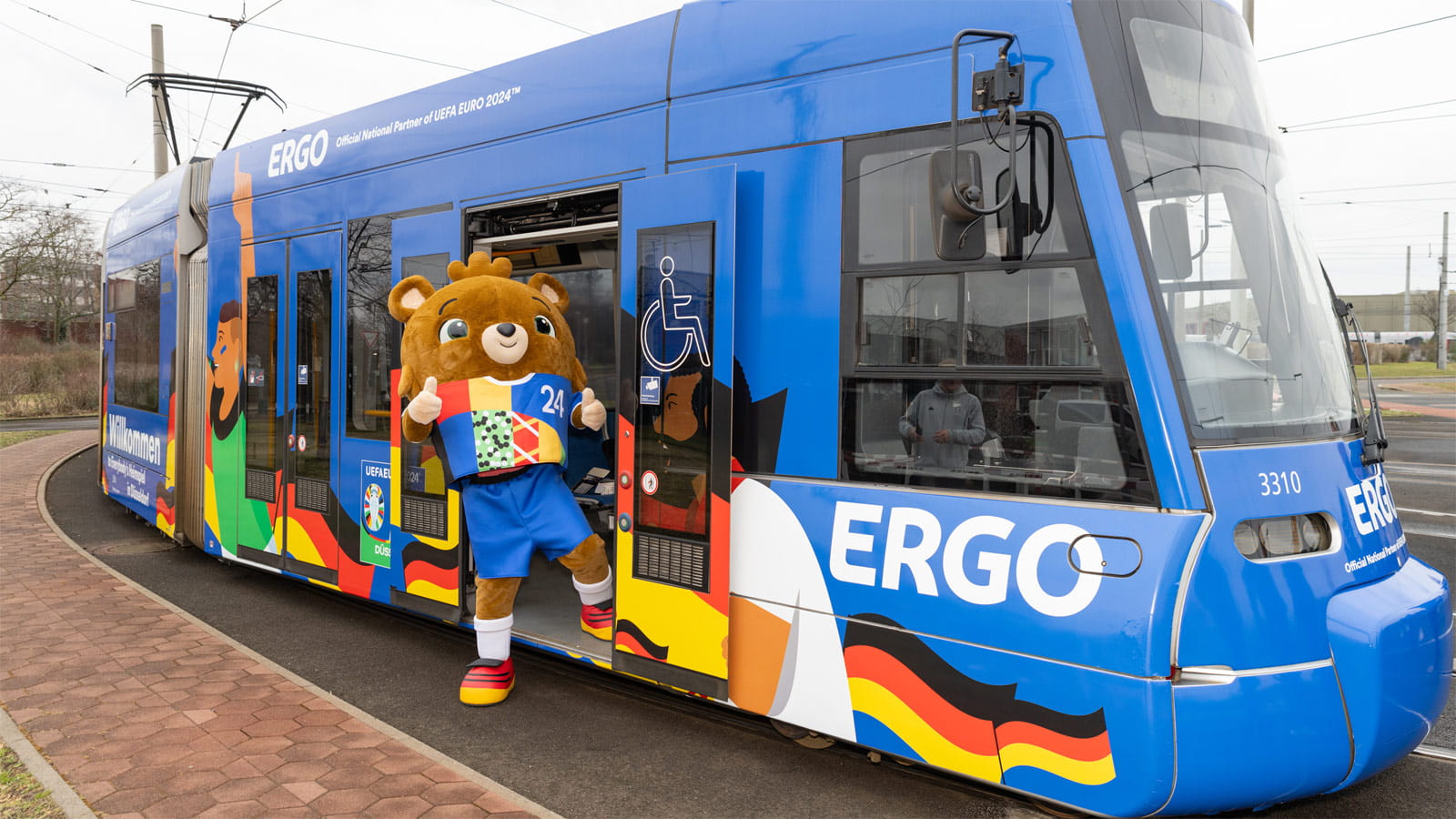 Mit von der Partie bei der offiziellen Einführung der EM-Bahnen: Maskottchen Albärt