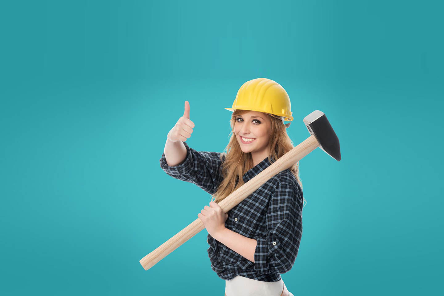 Eine Frau mit Bauarbeiterhelm trägt einen Vorschlaghammer auf der Schulter und macht die Daumen-Hoch-Geste.