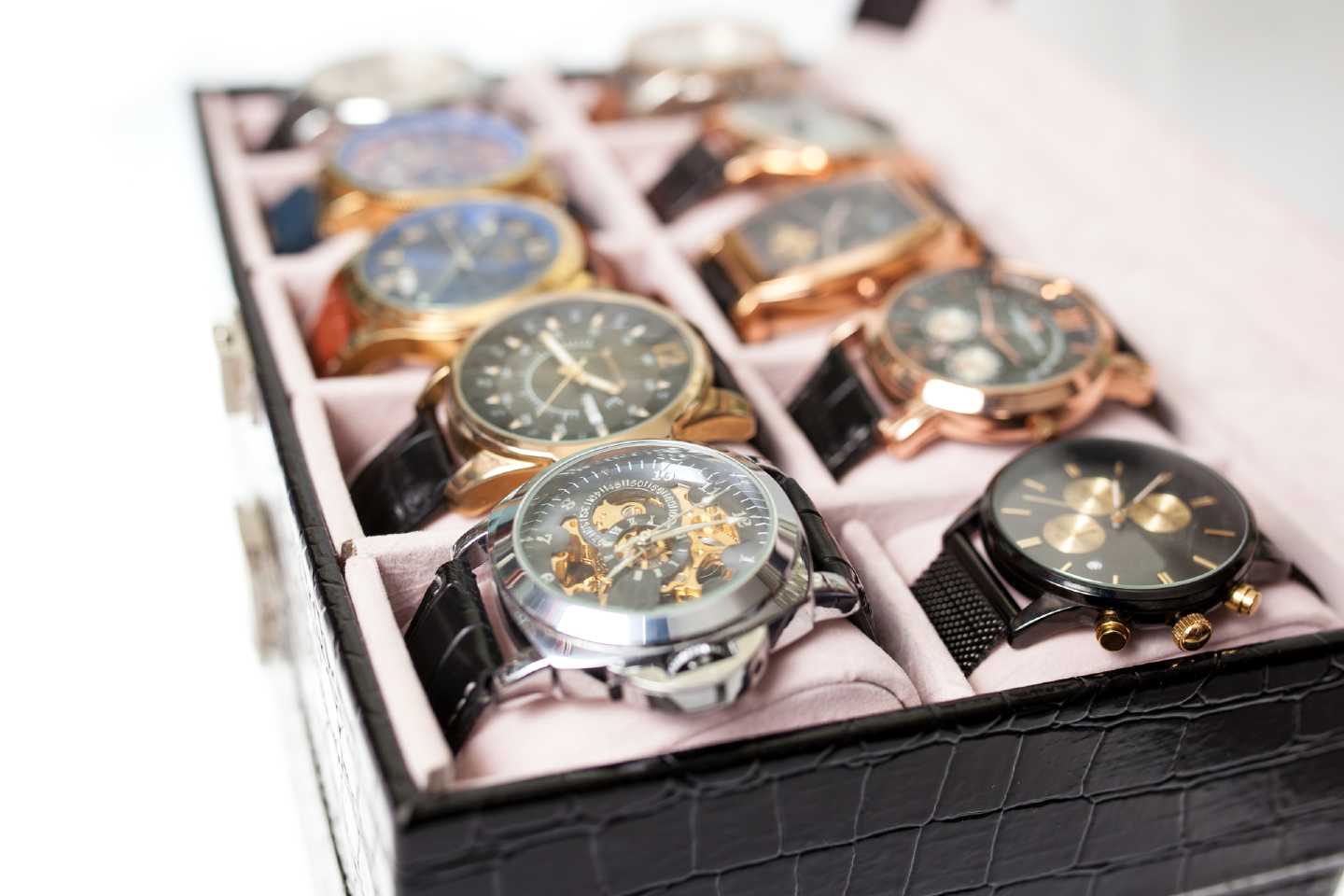 Ein Aufbewahrungskasten mit vielen hochwertigen Uhren.