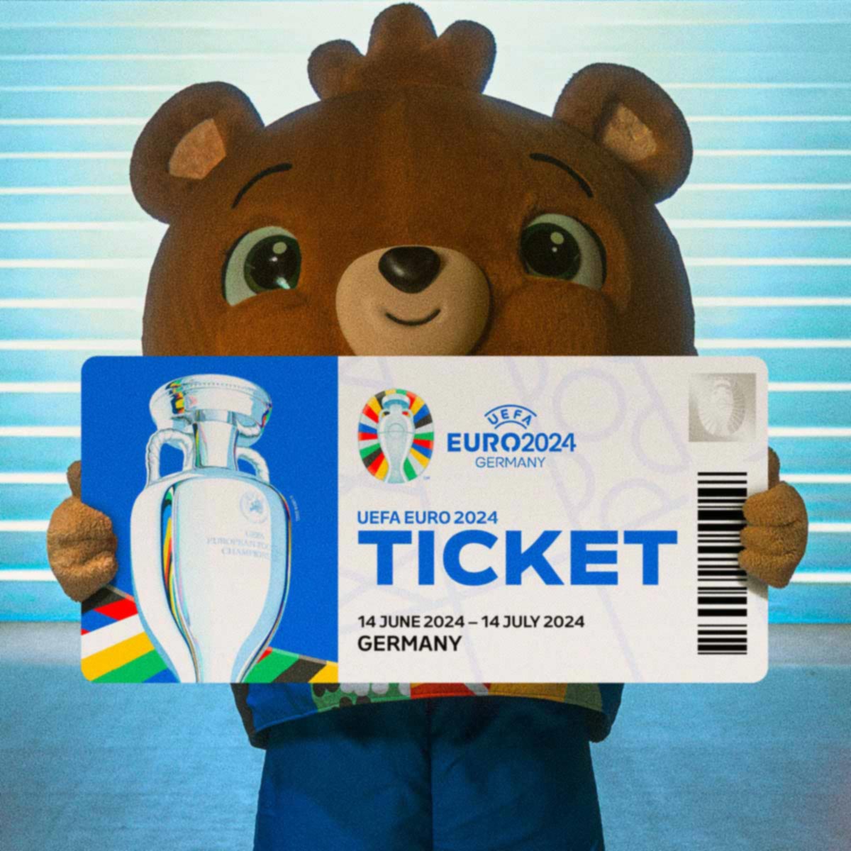 Das UEFA EURO 2024 Maskottchen hält Tickets in der Hand.