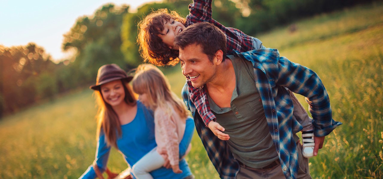 Familie geht spazieren