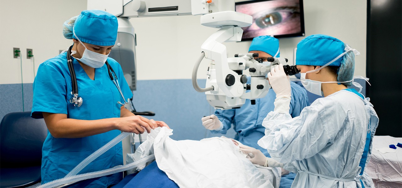 Augenchirurgen während Augenlaseroperation