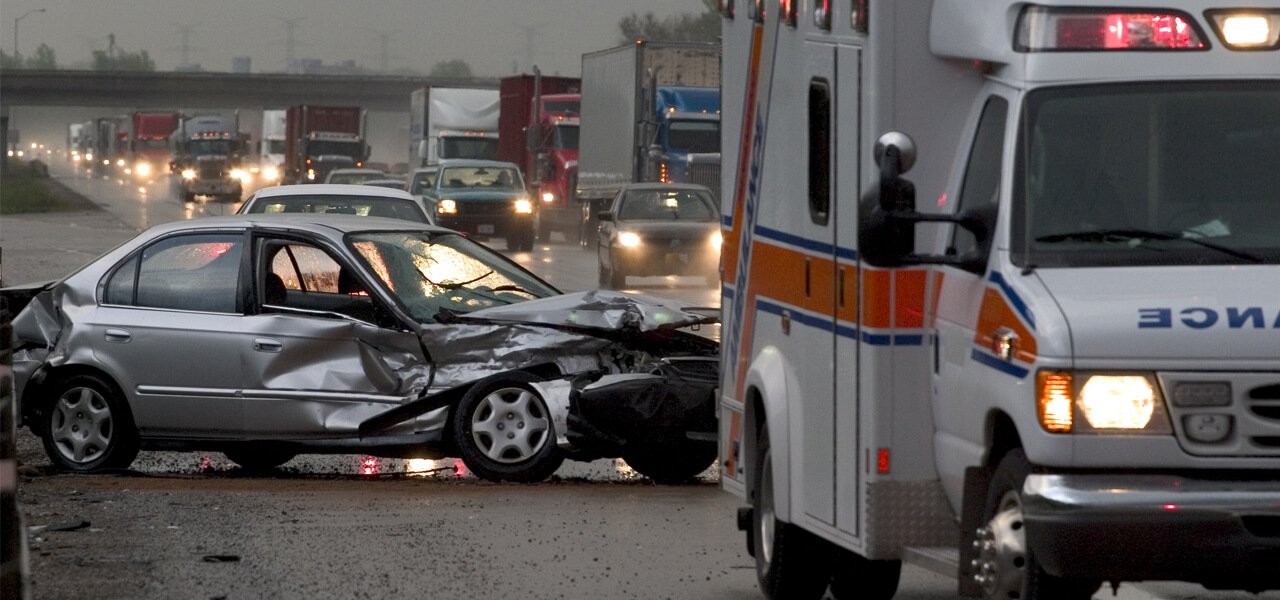 Rettungskräfte beim Einsatz nach einem Unfall auf der Autobahn