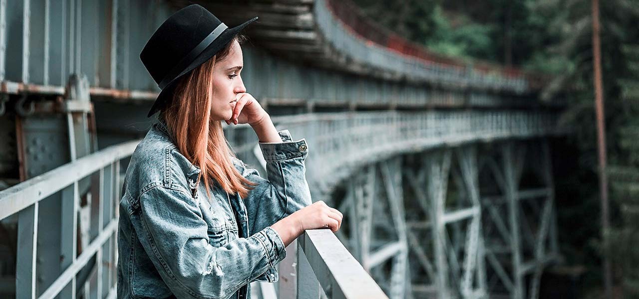 Bloggerin Tiffy Ribbon auf einer Brücke