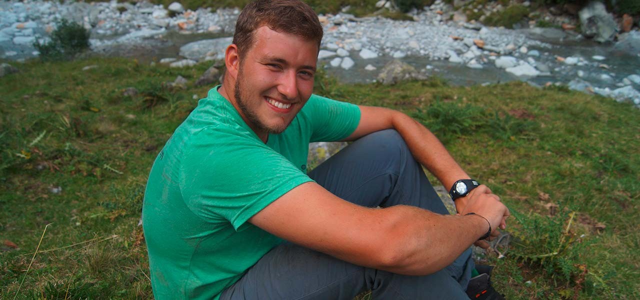 Blogger Steven auf einer Wiese