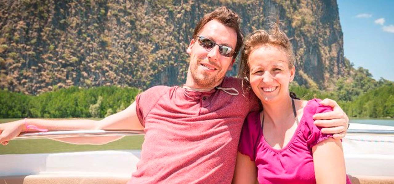 Die Reiseblogger Sina und Jan auf einem Boot