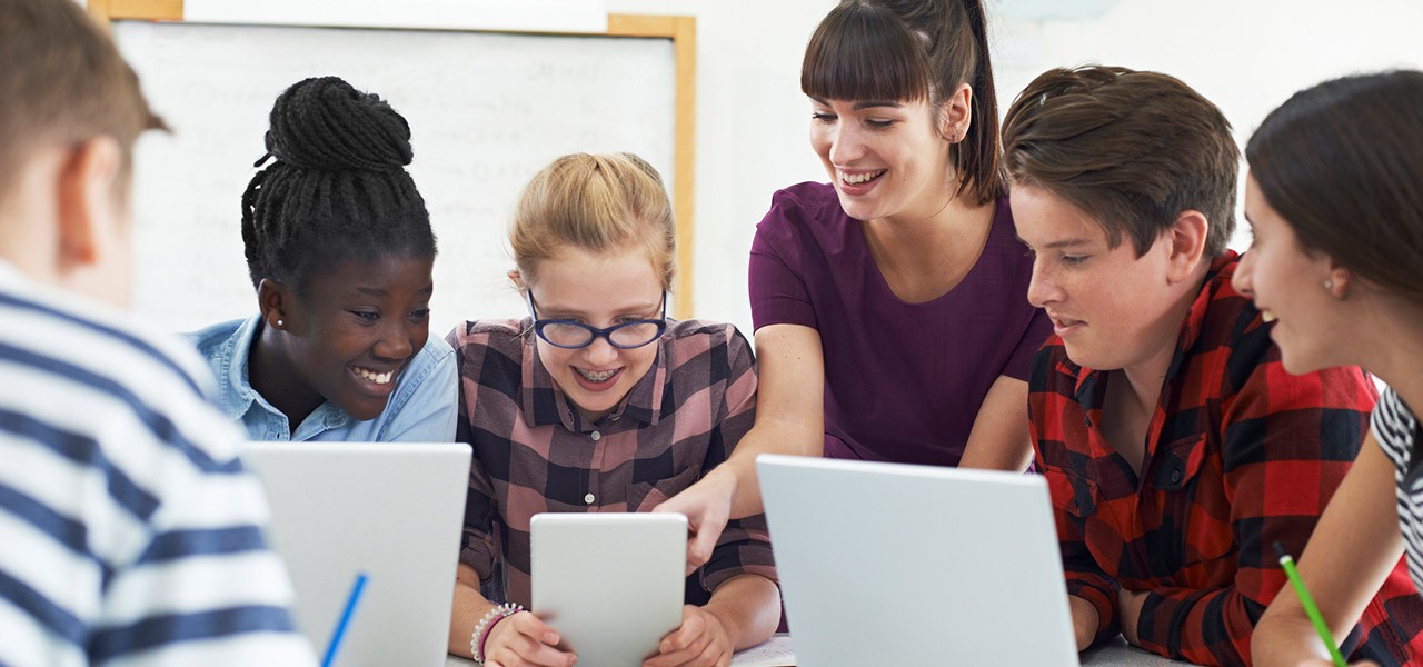 Internationale Klasse lernt in kleinem Kreis mit Notebooks