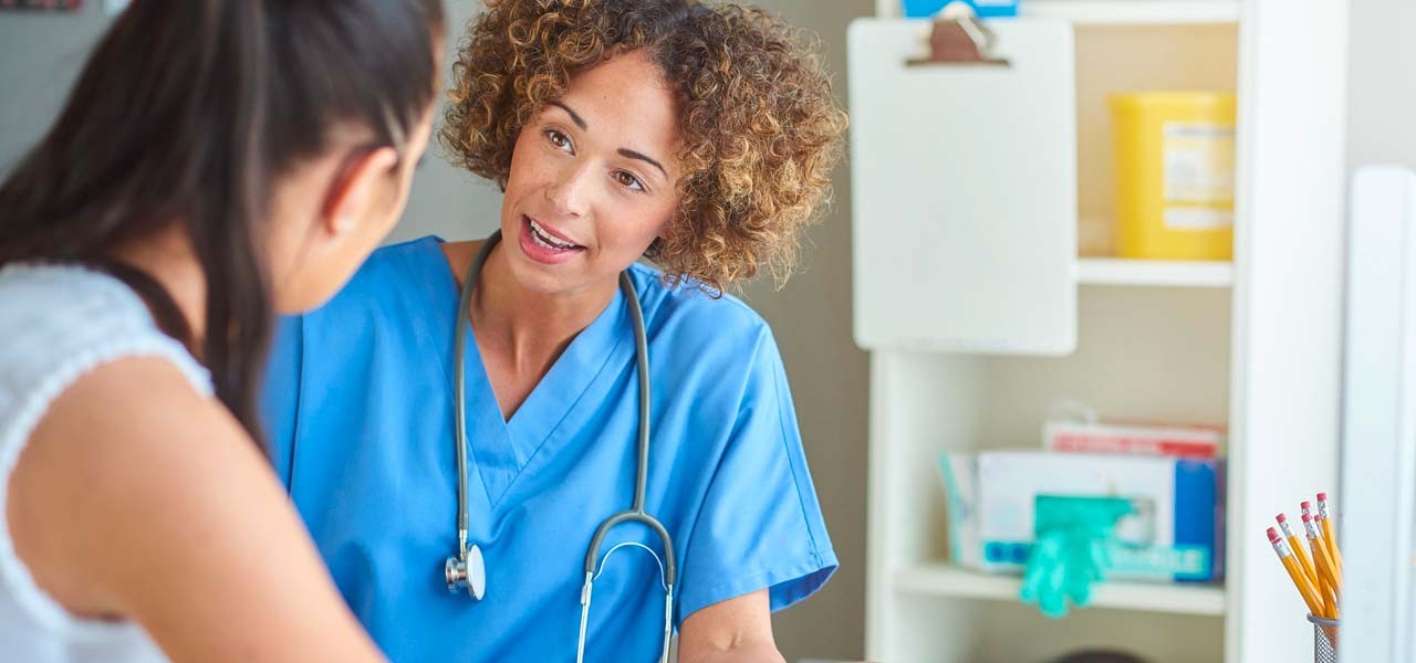 Ärztin berät eine Patientin