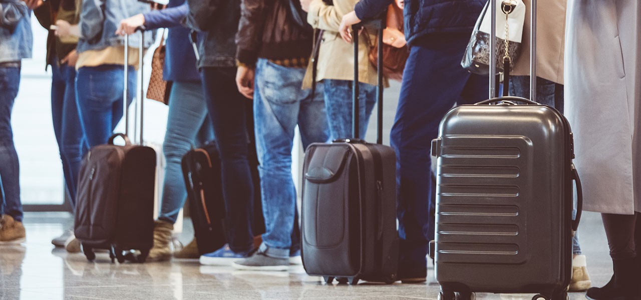 Menschen in Warteschlange bei USA-Einreise