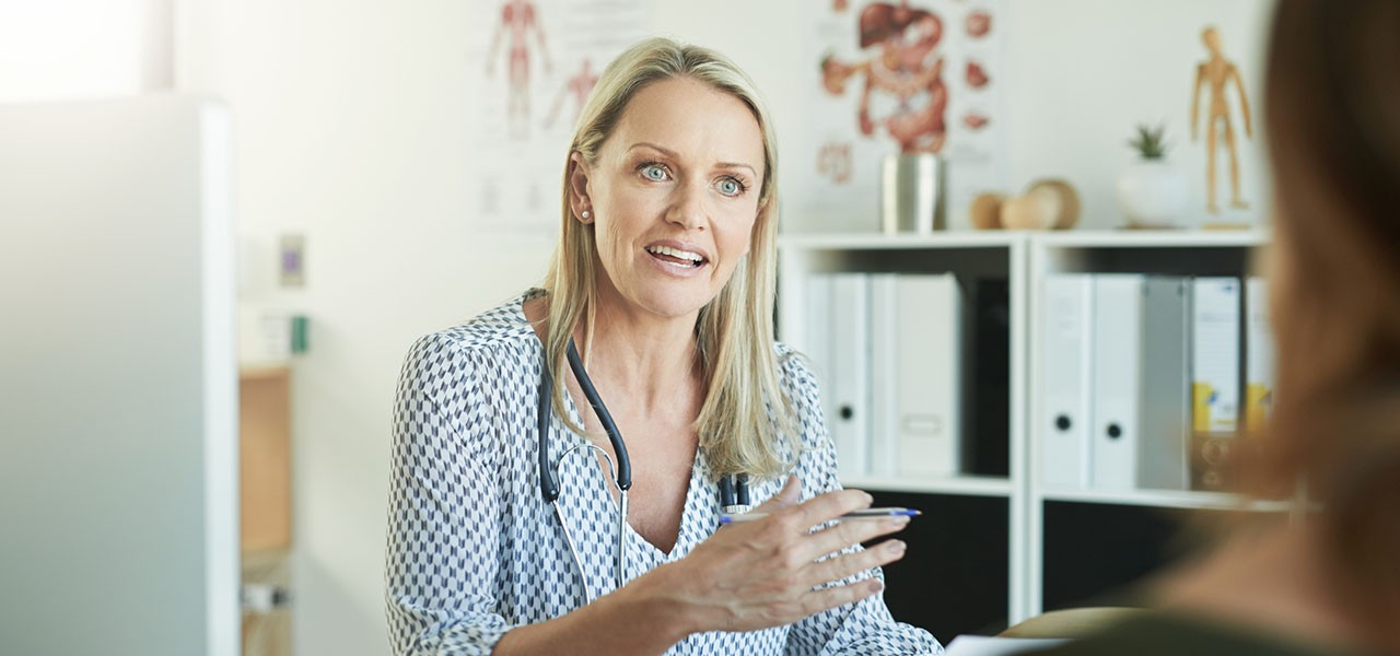 Patientenverfügung Frau mit Stethoskop Patientenverfügung Frau mit Stethoskop