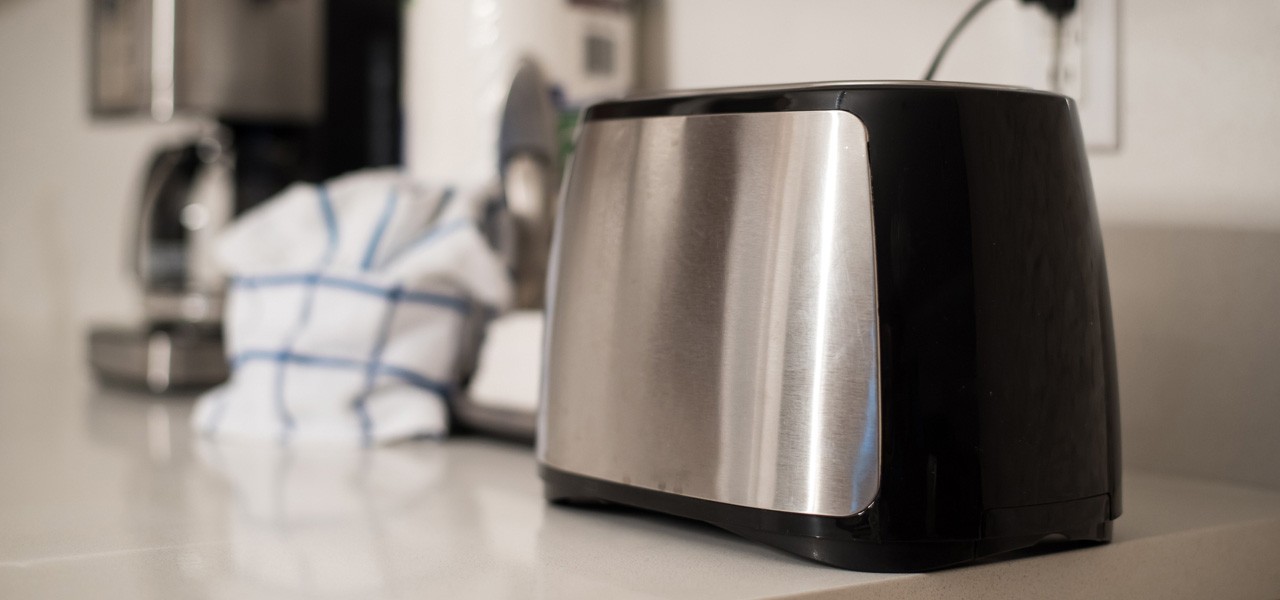 Toaster und Kaffeemaschine in der Küche